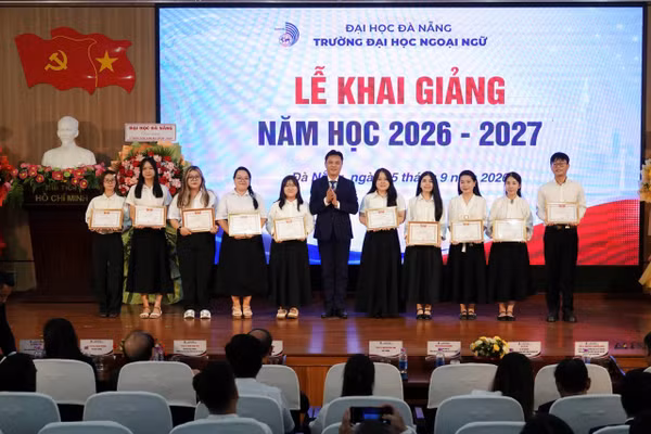 Trường Đại học Ngoại ngữ, Đại học Đà Nẵng khen thưởng sinh viên trong Lễ khai giảng. 