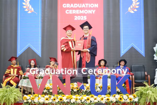 Viện Nghiên cứu và Đào tạo Việt - Anh (VNUK, Đại học Đà Nẵng) trao bằng tốt nghiệp cho sinh viên.
