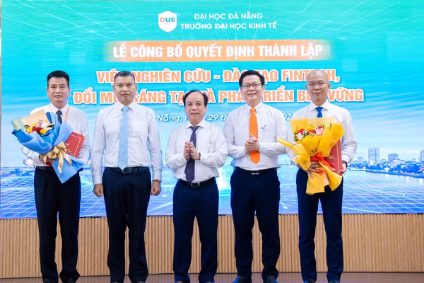 Trao Quyết định thành lập và tặng hoa chúc mừng lãnh đạo Viện.