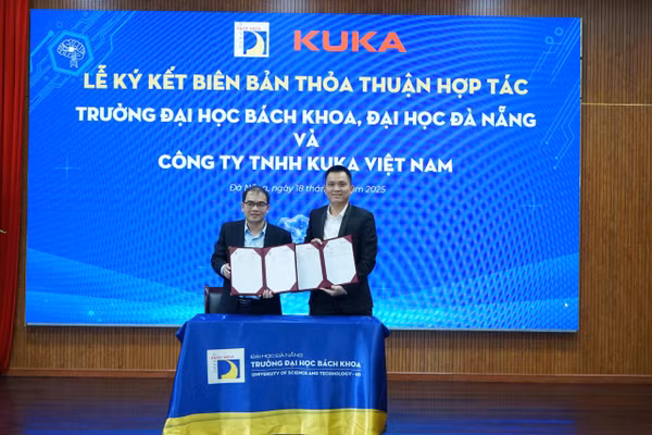 Đại diện Trường Đại học Bách khoa - Đại học Đà Nẵng và Công ty TNHH KUKA Việt Nam ký kết hợp tác. 
