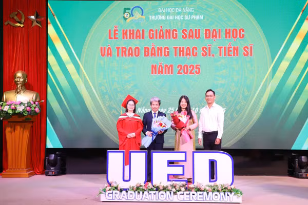 Đại diện tân tiến sĩ và tân học viên tặng hoa tri ân lãnh đạo nhà trường.