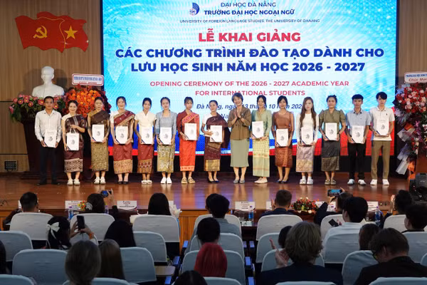Tặng quà lưu niệm cho lưu học sinh trong lễ khai giảng.