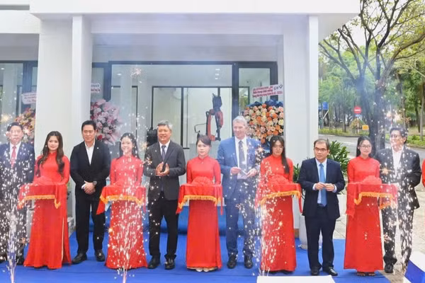 Lễ cắt băng khánh thành Trung tâm Đào tạo, Nghiên cứu và Phát triển Ứng dụng Robot Công nghiệp và Trí tuệ nhân tạo.