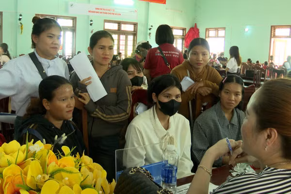 Phỏng vấn tuyển dụng tại sàn giao dịch việc làm năm 2025 do Sở Nội vụ TP Đà Nẵng phối hợp với xã vùng cao Nam Trà My tổ chức. (Ảnh: Thông tin xã Nam Trà My). 