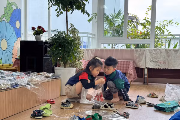 Trẻ Trường Mầm non Ngọc Lan (phường Hải Châu, TP Đà Nẵng) phân loại, đóng gói giày dép đã qua sử dụng gửi các bạn ở Đắk Lắk bị ảnh hưởng bão lũ. 