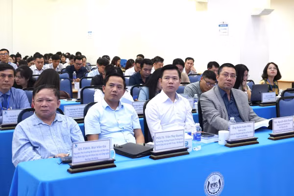 Hội thảo thu hút sự tham gia của các nhà quản lý giáo dục, chuyên gia, nhà khoa học và đơn vị truyền thông tham dự.