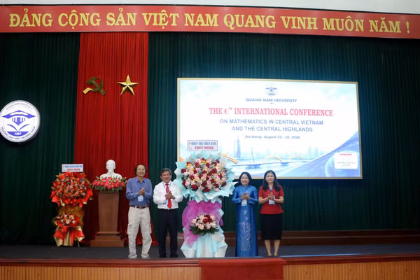 Bà Huỳnh Thị Thùy Dung, Trưởng ban Tuyên giáo và Dân vận Thành ủy Đà Nẵng tặng hoa chúc mừng hội thảo.