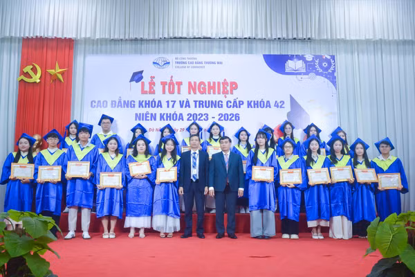 Khen thưởng cho học sinh - sinh viên giỏi tiêu biểu toàn khóa.