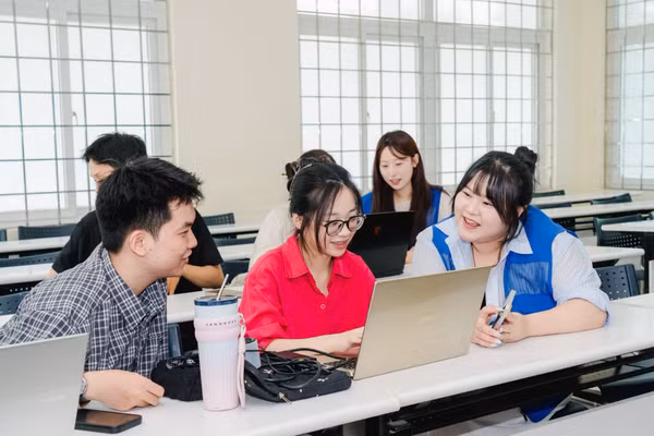 Sinh viên quốc tế cùng tham gia chương trình Trường hè Công nghệ thông tin 2026 tại Trường Đại học Sư phạm - Đại học Đà Nẵng. Ảnh: NTCC