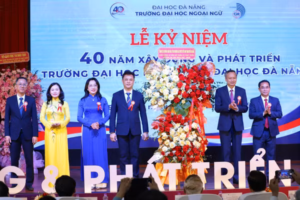 Đại diện lãnh đạo TP Đà Nẵng tặng hoa chúc mừng tập thể Trường Đại học Ngoại ngữ, Đại học Đà Nẵng.