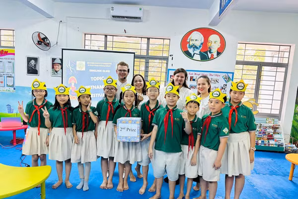 CLB tiếng Anh của Trường Tiểu học Lê Đình Chinh (phường Hòa Cường, TP Đà Nẵng) sinh hoạt chuyên đề Các ngày lễ của Việt Nam với sinh viên thực tập đến từ Vương quốc Bỉ . 
