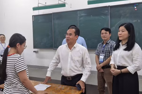 Ông Trần Anh Tuấn - Phó Chủ tịch UBND TP Đà Nẵng động viên thí sinh tại Điểm thi Trường THPT Phan Châu Trinh - Hải Châu. 