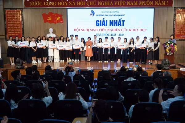 Trường Đại học Ngoại ngữ - Đại học Đà Nẵng trao giải cho các tác giả có đề tài đạt giải Nhất.