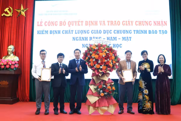 Trao giấy chứng nhận kiểm định chất lượng giáo dục cho 2 chương trình đào tạo của Trường Y Dược - Đại học Đà Nẵng.