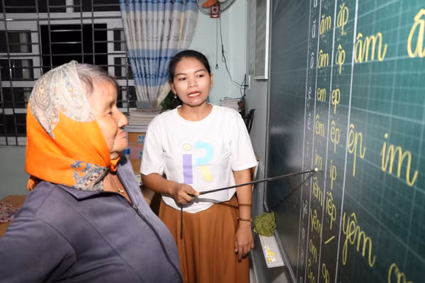 Nhiều học viên lớn tuổi vẫn tham gia các lớp xóa mù chữ đều đặn. 