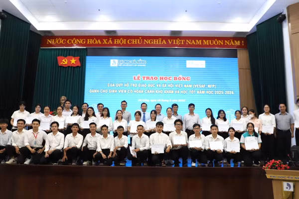 Trao Học bổng VESAF, NFP cho sinh viên Đại học Đà Nẵng.