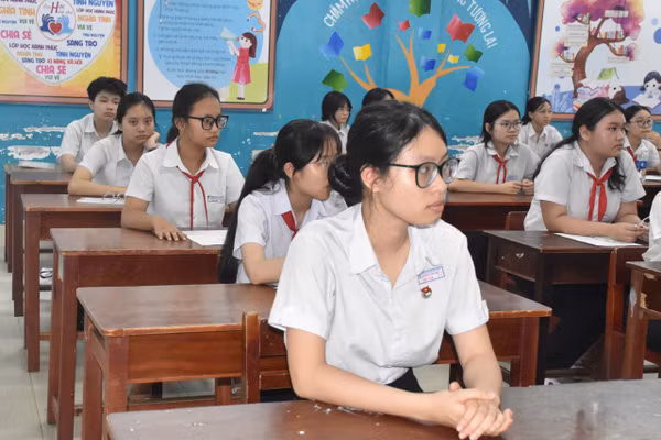 Thí sinh dự thi môn Ngữ văn ở điểm thi Trường THCS Nguyễn Huệ (phường Hải Châu, TP Đà Nẵng).