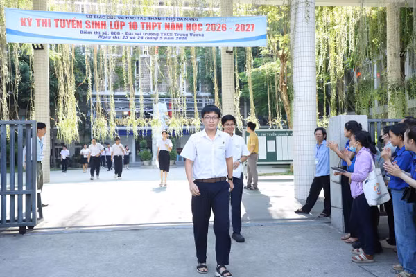 Thí sinh hoàn thành bài thi môn Ngoại ngữ tại điểm thi Trường THCS Trưng Vương (phường Hải Châu, TP Đà Nẵng) 