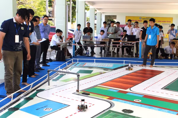 Sinh viên Trường Đại học Sư phạm, Đại học Đà Nẵng tham gia cuộc thi "Lập trình điều khiển robot tự động với chủ đề “Robot tự hành - An toàn giao thông”. 