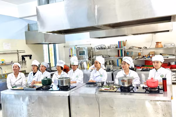 Giảng viên Trường Cao đẳng Lương thực - Thực phẩm tham gia tập huấn với chuyên gia nước ngoài. 