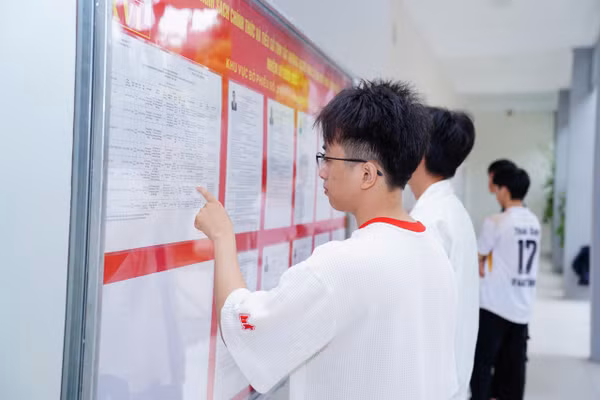 Sinh viên nội trú Trường Đại học Bách khoa - Đại học Đà Nẵng tìm hiểu về các ứng cử viên trước ngày bầu cử.