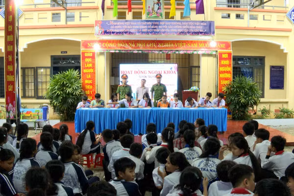 Học sinh Trường THCS Trà Mai (xã Nam Trà My, TP Đà Nẵng) cam kết chấp hành nghiêm quy định an toàn thông đường bộ.