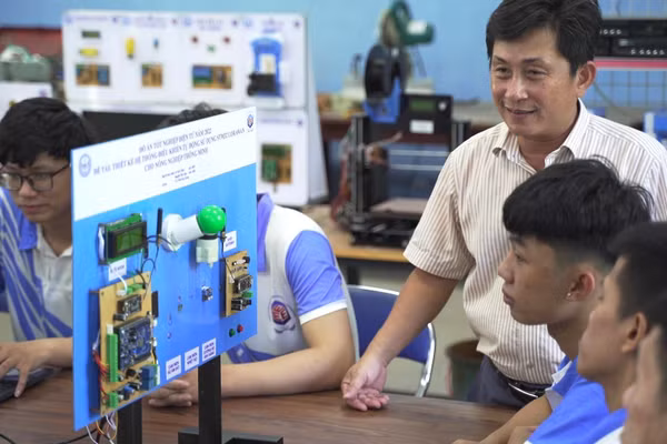 Giảng viên Trường Đại học Sư phạm Kỹ thuật - Đại học Đà Nẵng trong giờ dạy thực hành vi mạch. 