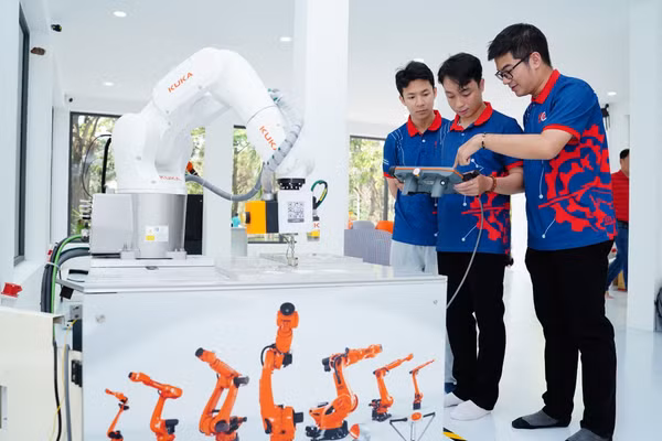 Sinh viên điều khiển Robot tại Trung tâm Đào tạo, nghiên cứu và phát triển ứng dụng Robot công nghiệp và AI của Trường ĐH Bách khoa, ĐH Đà Nẵng.