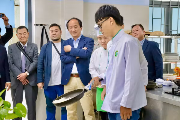 Đoàn đại biểu thành phố Kisarazu (Nhật Bản) đến thăm và làm việc tại Trường Cao đẳng Lương thực - Thực phẩm (Đà Nẵng).