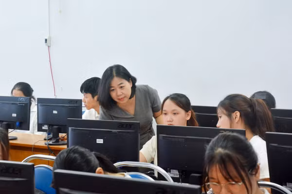 Sinh viên Trường CĐ Thương mại (Đà Nẵng) tham gia cuộc thi Kế toán số. 