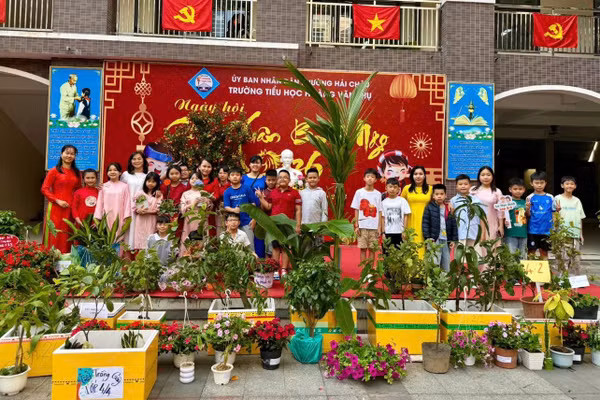 Trường Tiểu học Hoàng Văn Thụ tiếp nhận cây ăn quả, cây bóng mát từ phụ huynh để tặng cho các hộ dân xã Hòa Bắc (cũ). 