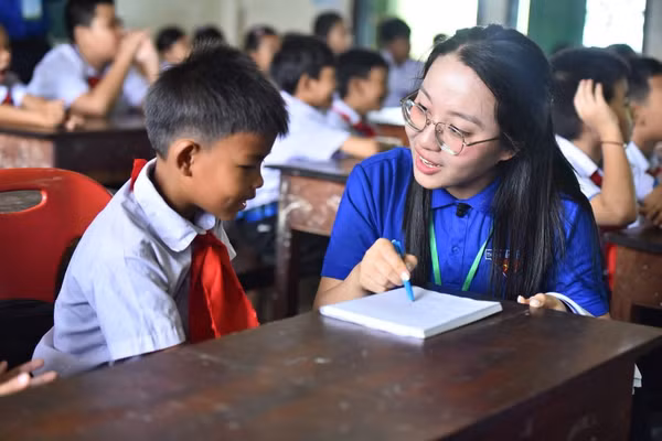 Sinh viên tình nguyện Trường Đại học Ngoại ngữ - Đại học Đà Nẵng tham gia chiến dịch Mùa hè Xanh 2026 tại tỉnh Savannakhet (Lào)
