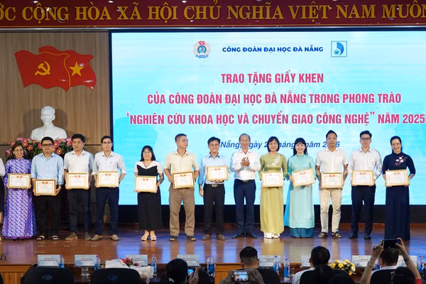 Công đoàn Đại học Đà Nẵng tặng Giấy khen phong trào "Nghiên cứu khoa học và chuyển giao công nghệ năm 2025.