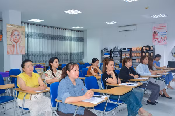 Khai giảng lớp đào tạo ngắn hạn Chăm sóc da tại Trường Cao đẳng Thương mại. 