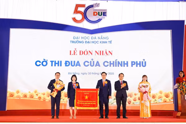 Lãnh đạo Trường Đại học Kinh tế - Đại học Đà Nẵng đón nhận Cờ thi đua của Chính phủ trong Lễ kỷ niệm 50 năm xây dựng và phát triển.