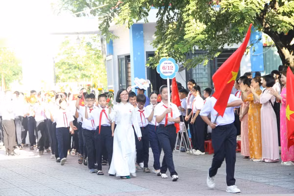 Trường THCS Nguyễn Thiện Thuật đón học sinh lớp 6 trong Lễ khai giảng năm học 2025 - 2026. 