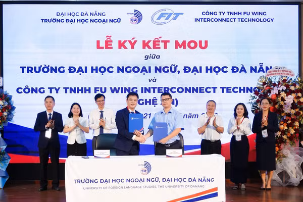 Đại diện Trường Đại học Ngoại ngữ, Đại học Đà Nẵng ký kết hợp tác với các doanh nghiệp.