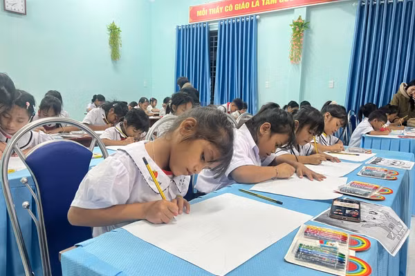 Học sinh Trường Phổ thông dân tộc bán trú Tiểu học & THCS Trà Vân tham gia cuộc thi vẽ. 