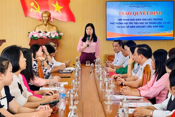 Bà Lê Thị Bích Thuận, Giám đốc Sở GD&ĐT Đà Nẵng phát biểu tại buổi trao quyết định tiếp nhận GV các trường nội trú biên giới. 