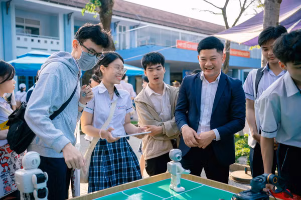Học sinh THPT Huế trải nghiệm các hoạt động giáo dục STEM do Trường Đại học Khoa học - Đại học Huế tổ chức. 