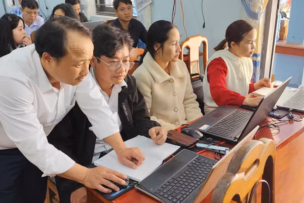 Giảng viên Trường Đại học Sư phạm Kỹ thuật - Đại học Đà Nẵng tập huấn sử dụng AI cho giáo viên.