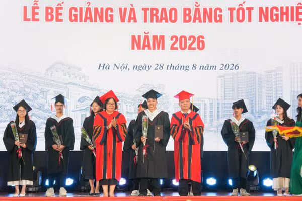 Trường Đại học Y Dược - ĐHQGHN trao bằng tốt nghiệp cho sinh viên.