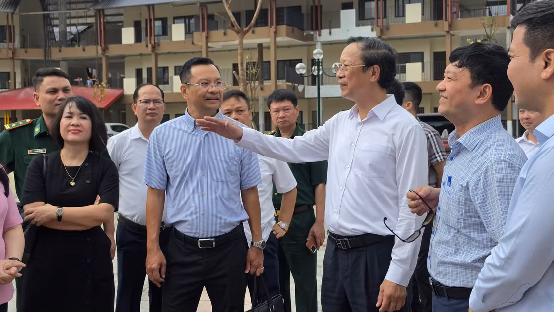 Thứ trưởng Thường trực Bộ GD&ĐT cùng đoàn công tác kiểm tra tiến độ thi công tại Trường PTNT TH&THCS Mường Khương, xã Mường Khương, tỉnh Lào Cai.
