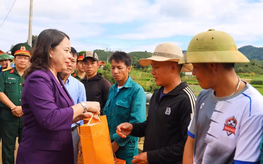Phó Chủ tịch nước Võ Thị Ánh Xuân thăm hỏi và tặng quà người dân.