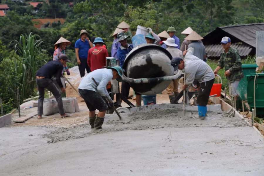 Người dân phường Chiềng Sinh, góp ngày công làm đường nông thôn mới