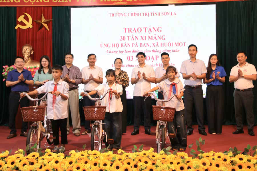 Các em học sinh có hoàn cảnh khó khăn nhận xe đạp từ Trường Chính trị tỉnh Sơn La.
