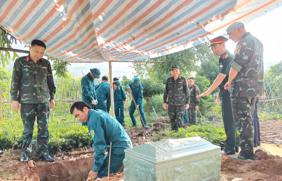 Tiến hành khai quật và cất bốc hài cốt liệt sĩ.
