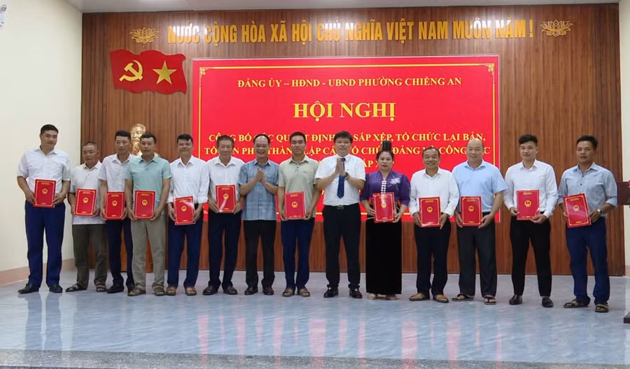 Lãnh đạo phường Chiềng An trao Quyết định cho các Bí thư Chi bộ, trưởng bản sau sắp xếp.