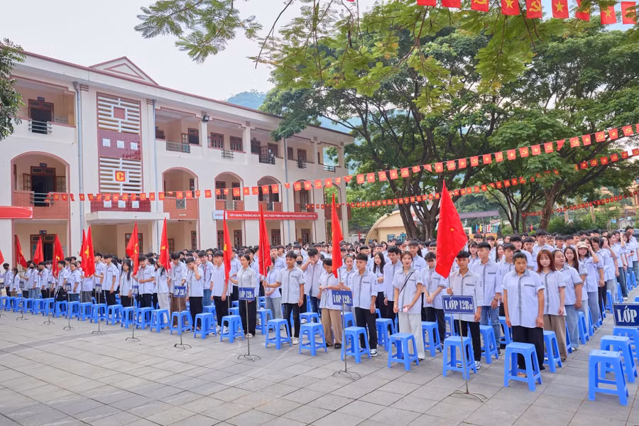 Học sinh Trường THPT Mai Sơn trong giờ chào cờ. 793204040-1712015287597401-5377492477429334140-n.jpg