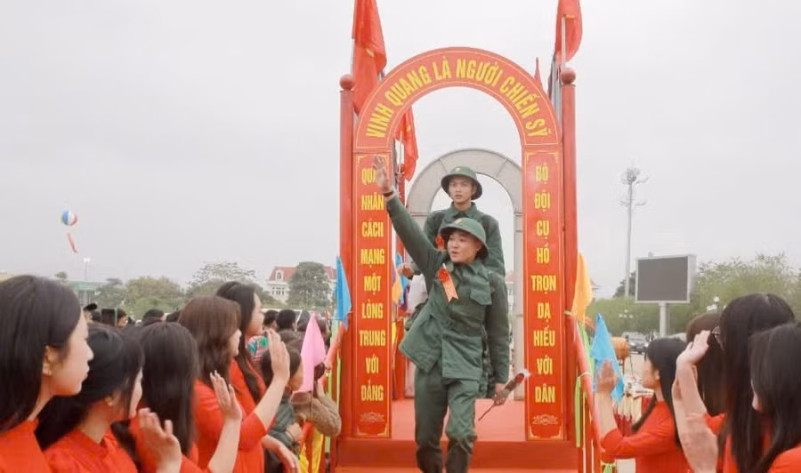 Các tân binh bước qua cổng vinh quang.